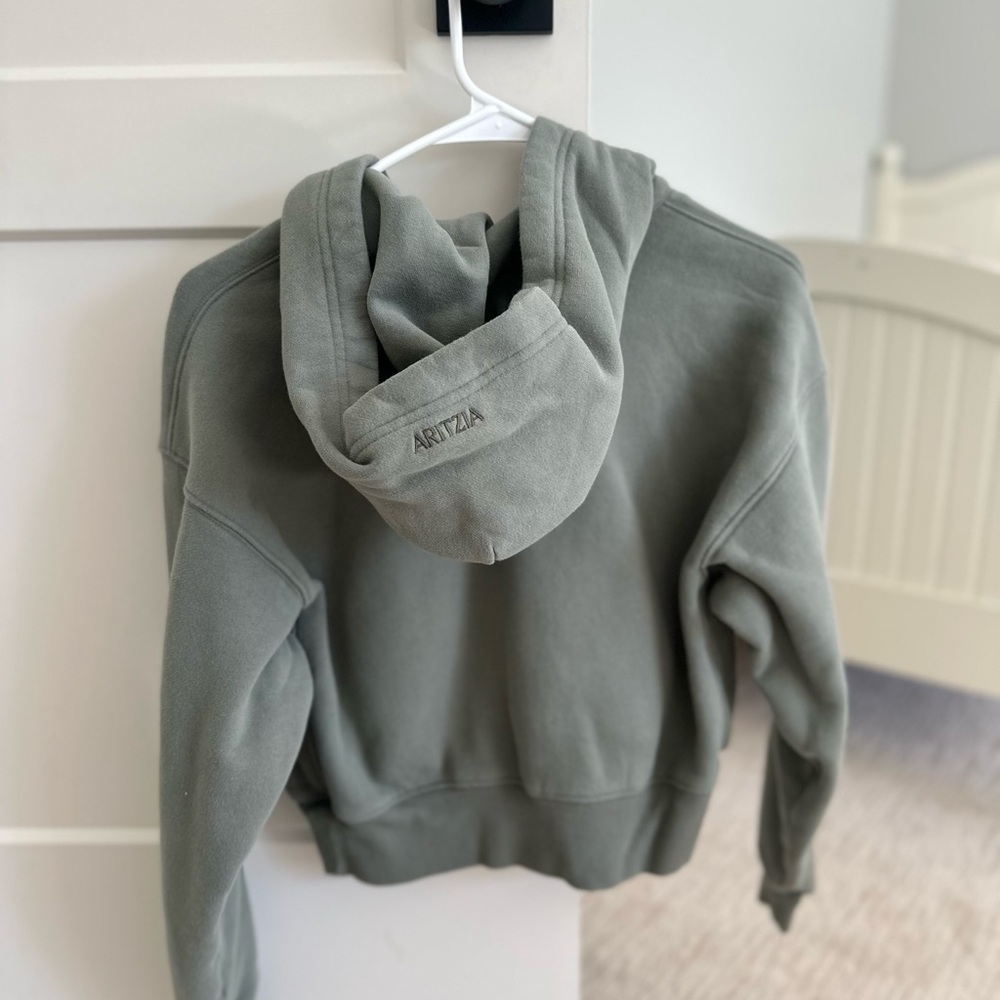 Aritzia Green Cropped Hoodie Sweatshirt - Picture 2 of 3